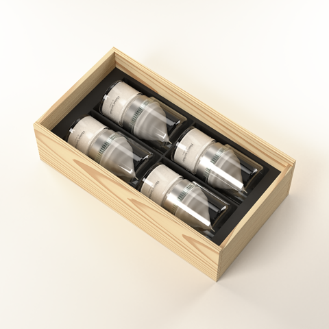Maletín de regalo de madera de pino, abierto, con 4 tarros Body Cream de 156 ml, cada uno con su vela clásica y su cúpula transparente