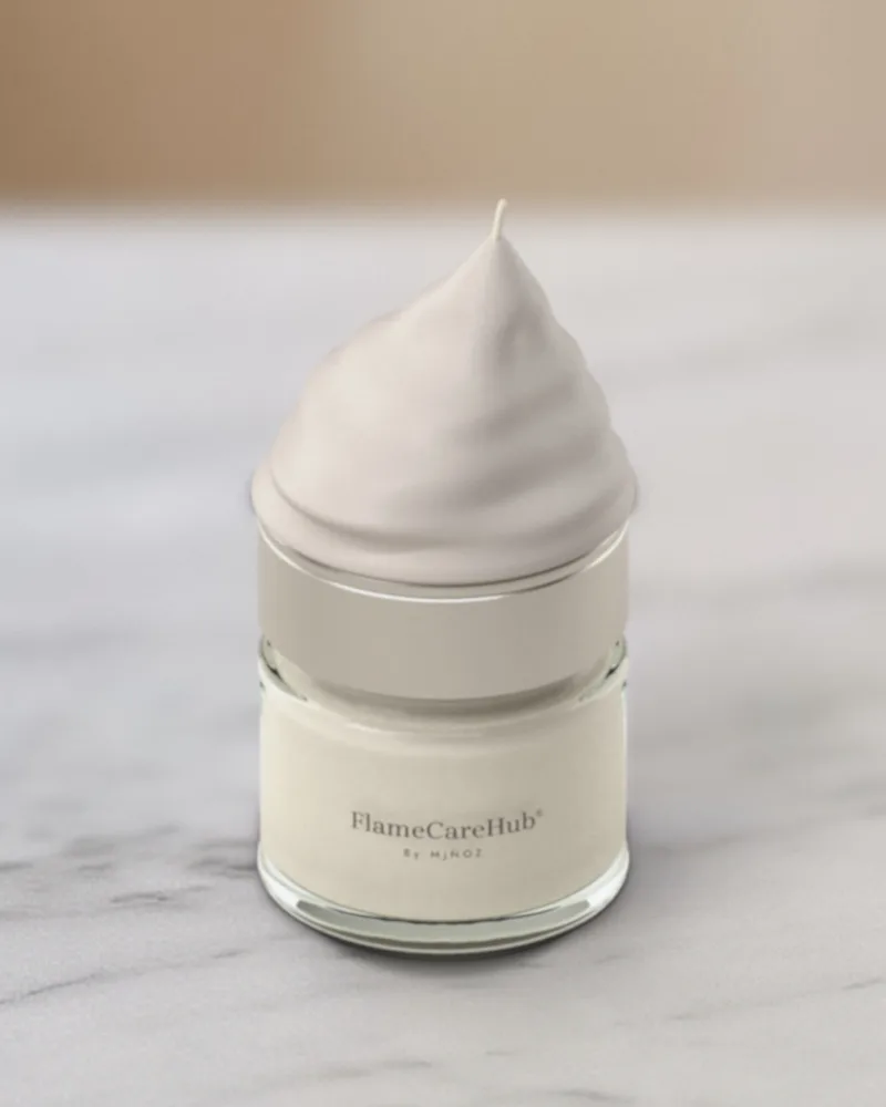 Body Cream de 156 ml en vidrio, en un baño de mármol blanco (composición: foto de estudio sobre una foto de ambiente)
