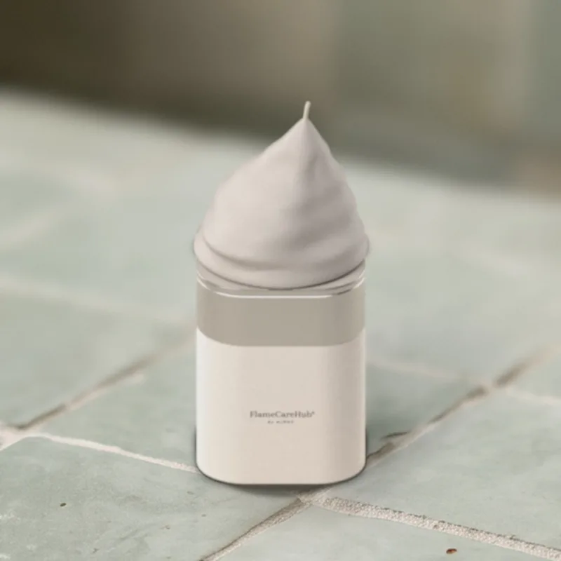 Prisma de 160 ml en PP, en un baño de azulejo verde salvia (composición: foto de estudio sobre una foto de ambiente)