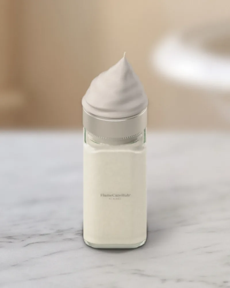 Prisma de 580 ml en vidrio, en un baño de mármol blanco (composición: foto de estudio sobre una foto de ambiente)