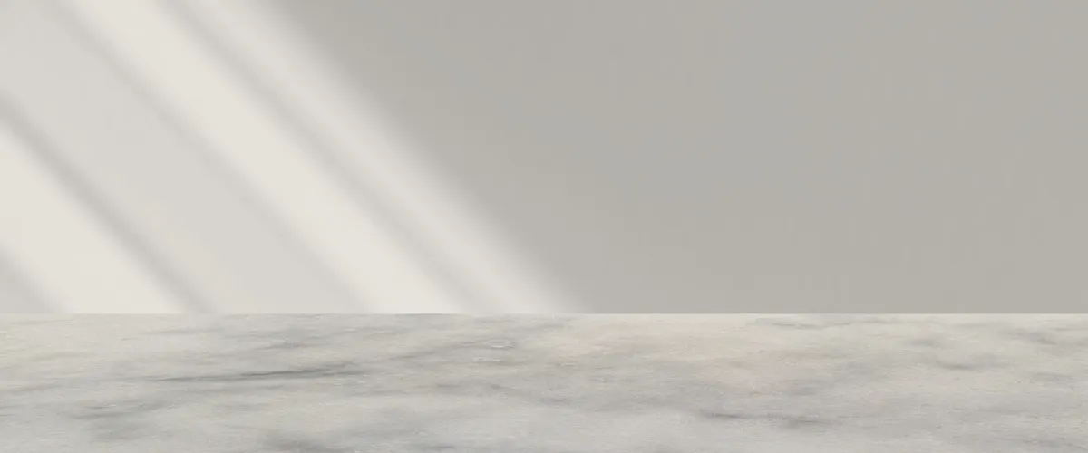 Ambiente claro: encimera de mármol y pared lisa con la luz de una ventana