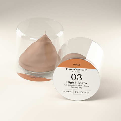 Vela de recambio Higo y Barro, de cera terracotta, en su cápsula transparente: de pie y tumbada con su etiqueta