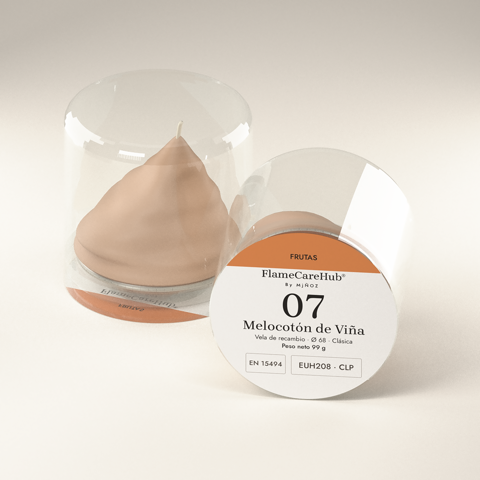 Vela de recambio Melocotón de Viña, de cera melocotón, en su cápsula transparente: de pie y tumbada con su etiqueta