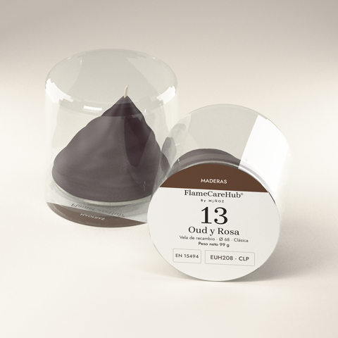 Vela de recambio Oud y Rosa, de cera ciruela, en su cápsula transparente: de pie y tumbada con su etiqueta