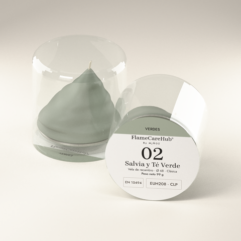 Vela de recambio Salvia y Té Verde, de cera sage, en su cápsula transparente: de pie y tumbada con su etiqueta