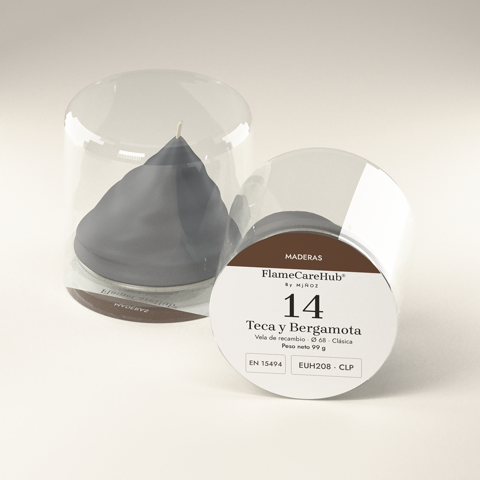 Vela de recambio Teca y Bergamota, de cera pizarra, en su cápsula transparente: de pie y tumbada con su etiqueta